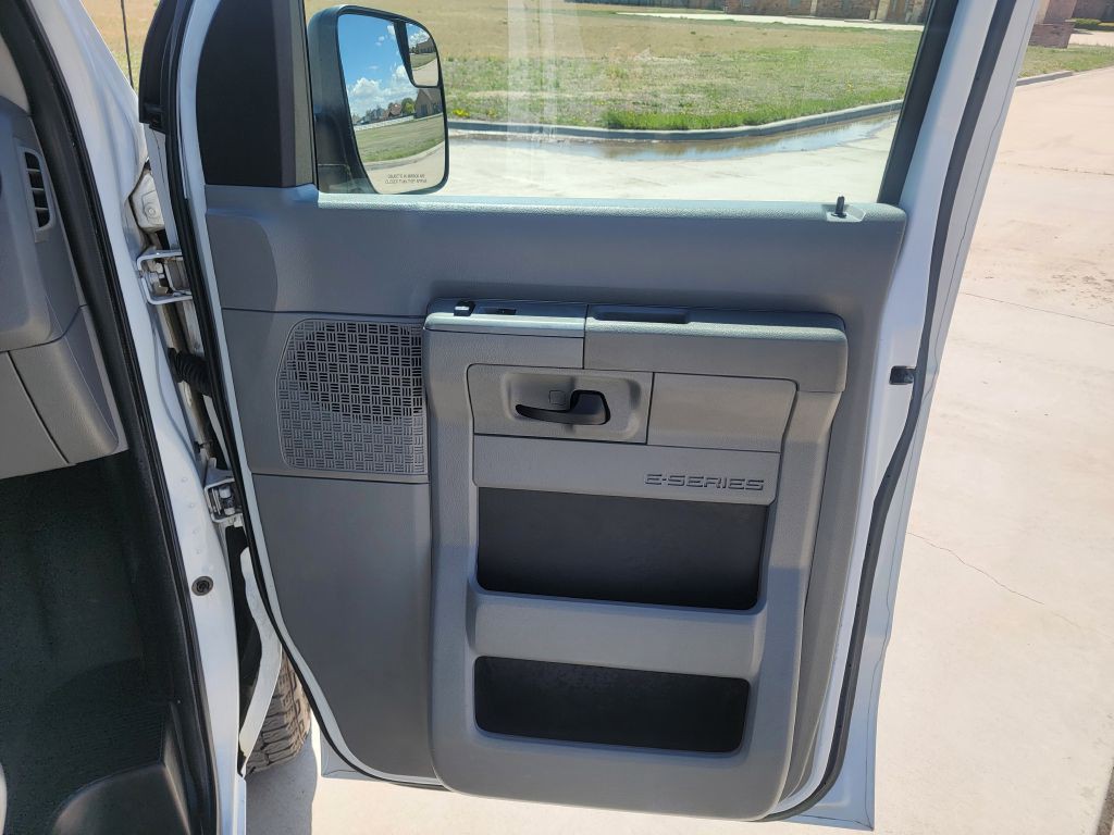 2010 Ford E-series Image 10