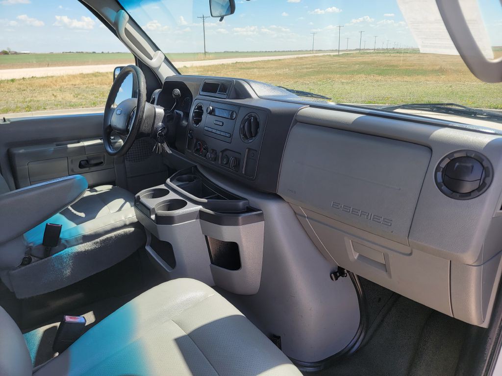 2010 Ford E-series Image 11