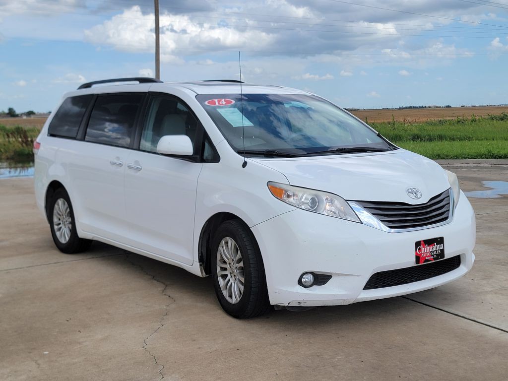 2014 Toyota Sienna Image 2