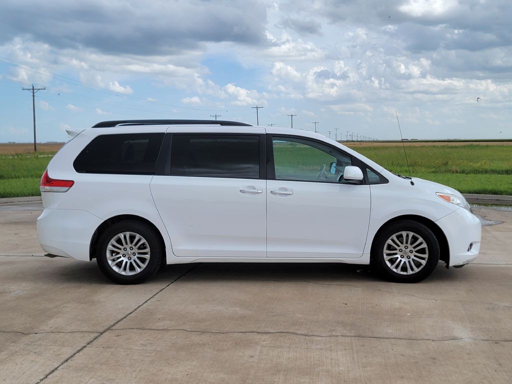 2014 Toyota Sienna Image 3