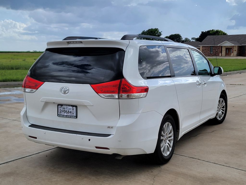 2014 Toyota Sienna Image 4