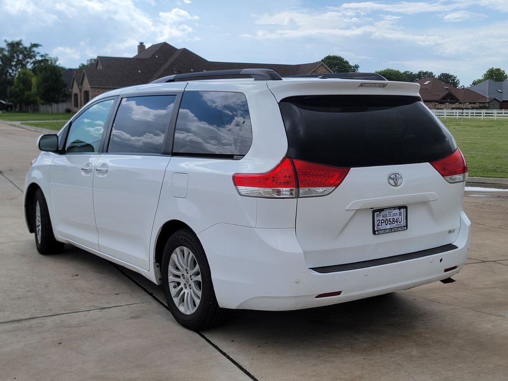 2014 Toyota Sienna Image 5