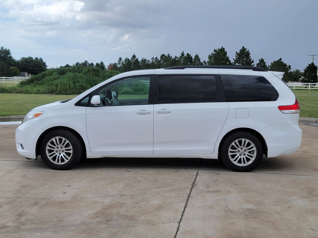 2014 Toyota Sienna Image 6