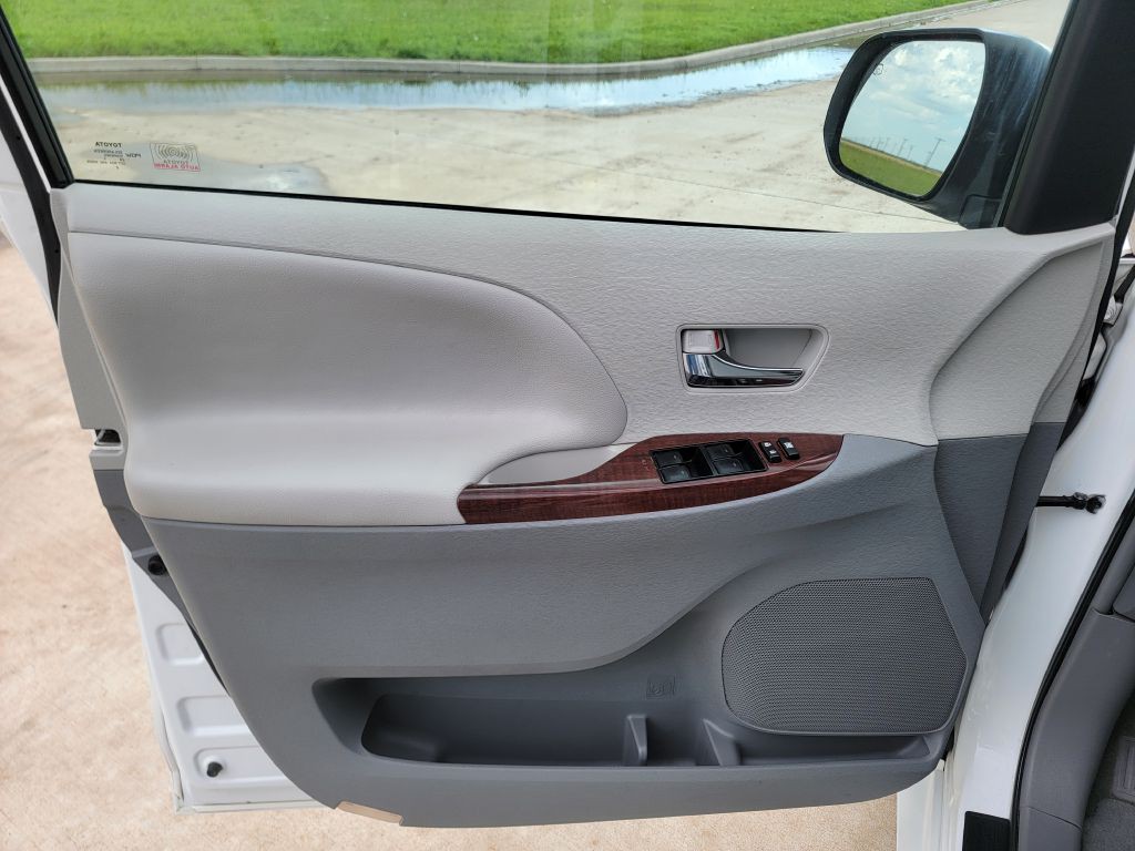 2014 Toyota Sienna Image 8