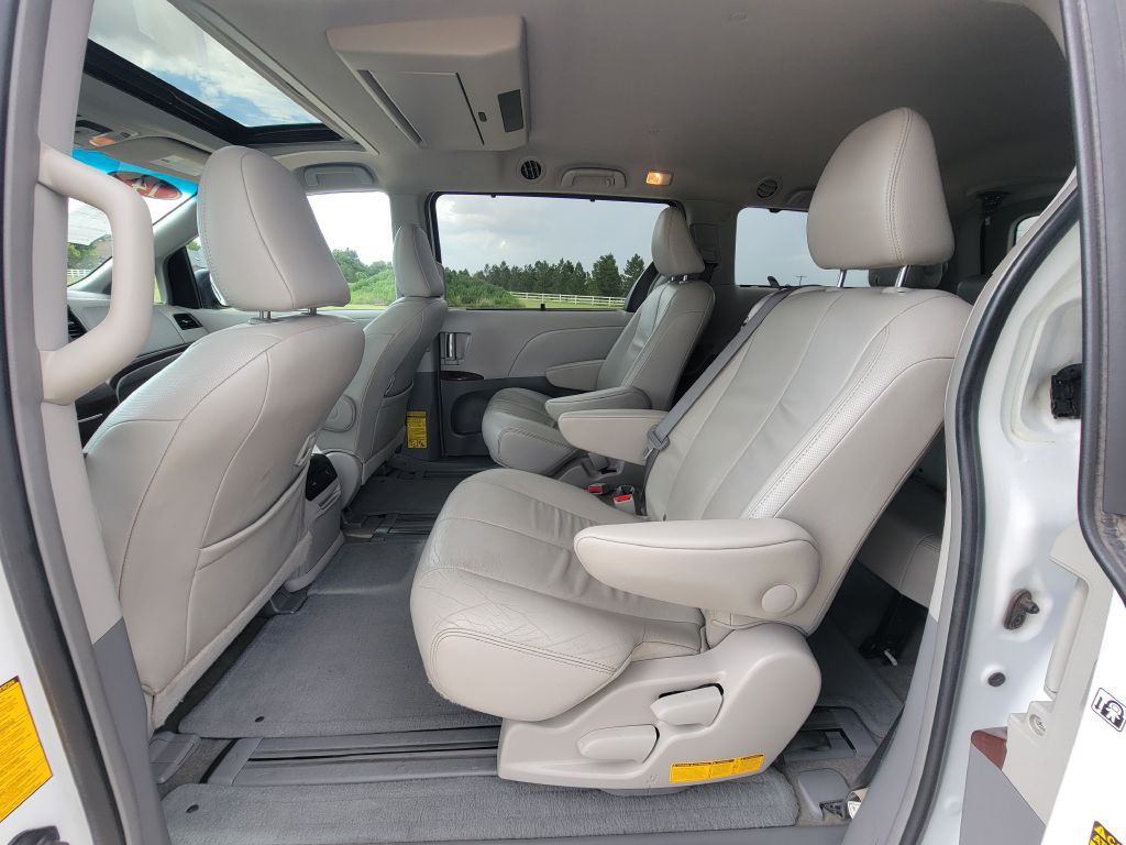 2014 Toyota Sienna Image 9