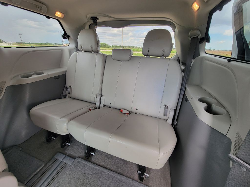 2014 Toyota Sienna Image 10