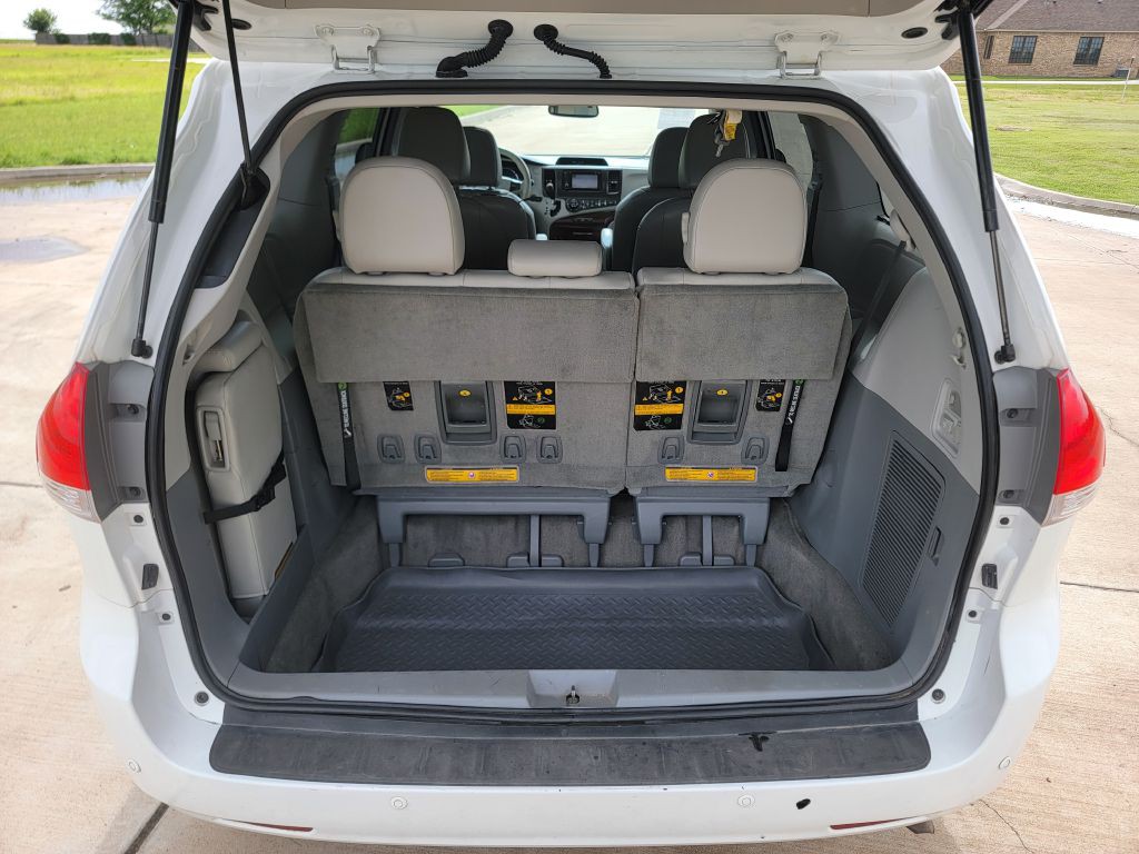 2014 Toyota Sienna Image 11