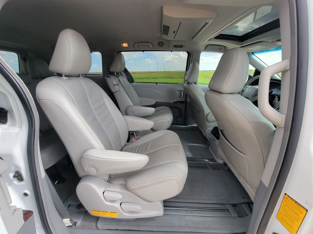 2014 Toyota Sienna Image 12