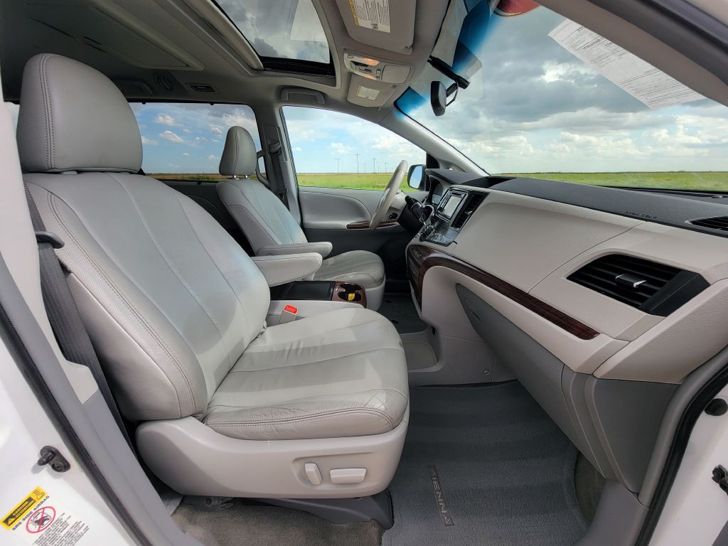 2014 Toyota Sienna Image 13