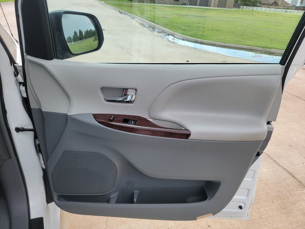 2014 Toyota Sienna Image 14