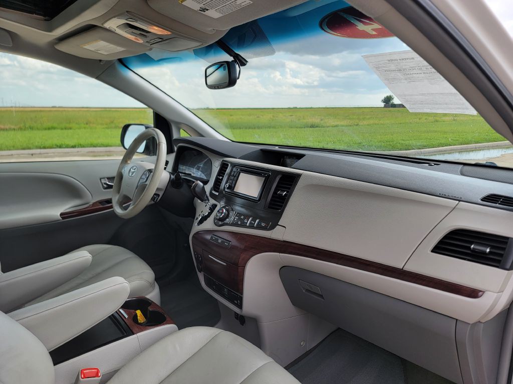 2014 Toyota Sienna Image 15