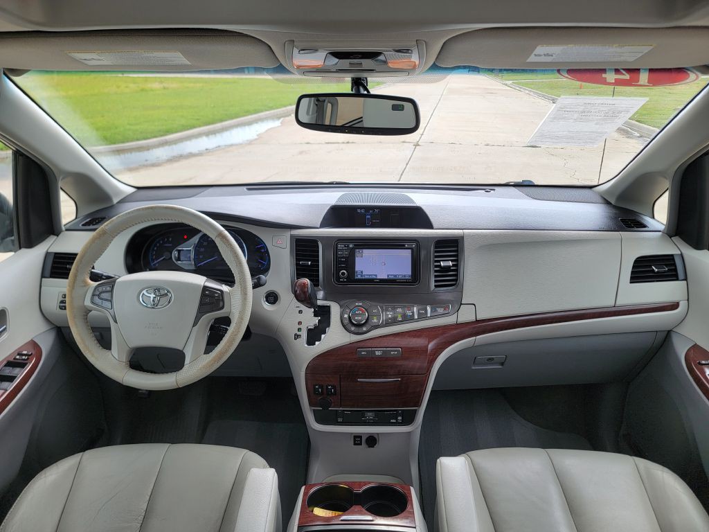 2014 Toyota Sienna Image 16