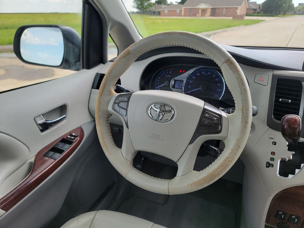2014 Toyota Sienna Image 17