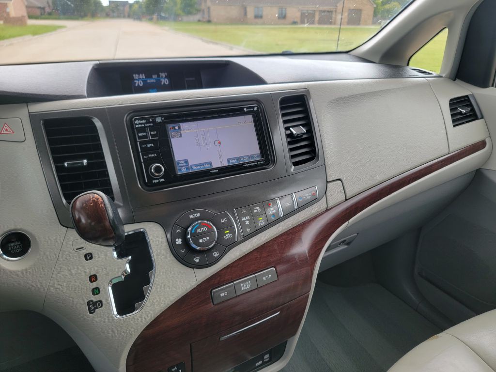2014 Toyota Sienna Image 19