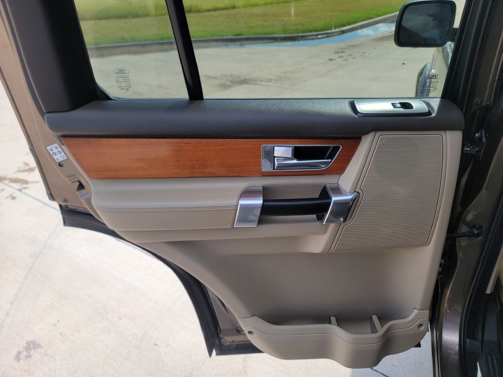 2011 Land Rover LR4 Image 10