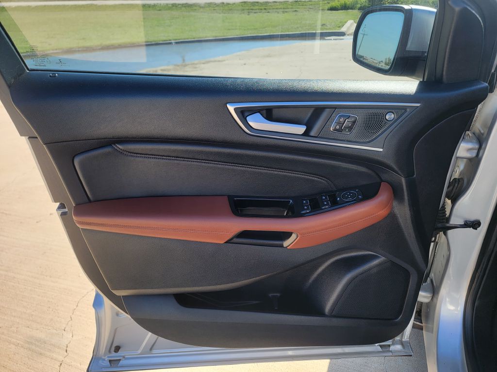 2019 Ford Edge Image 8