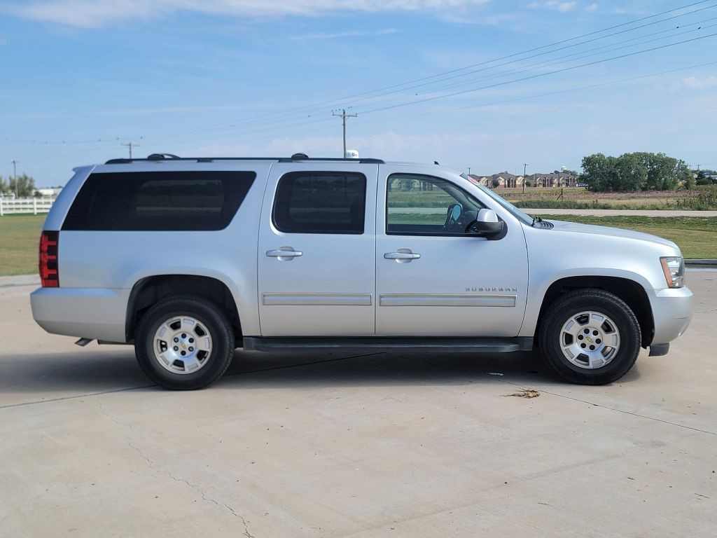 2011 Chevrolet Suburban Image 3