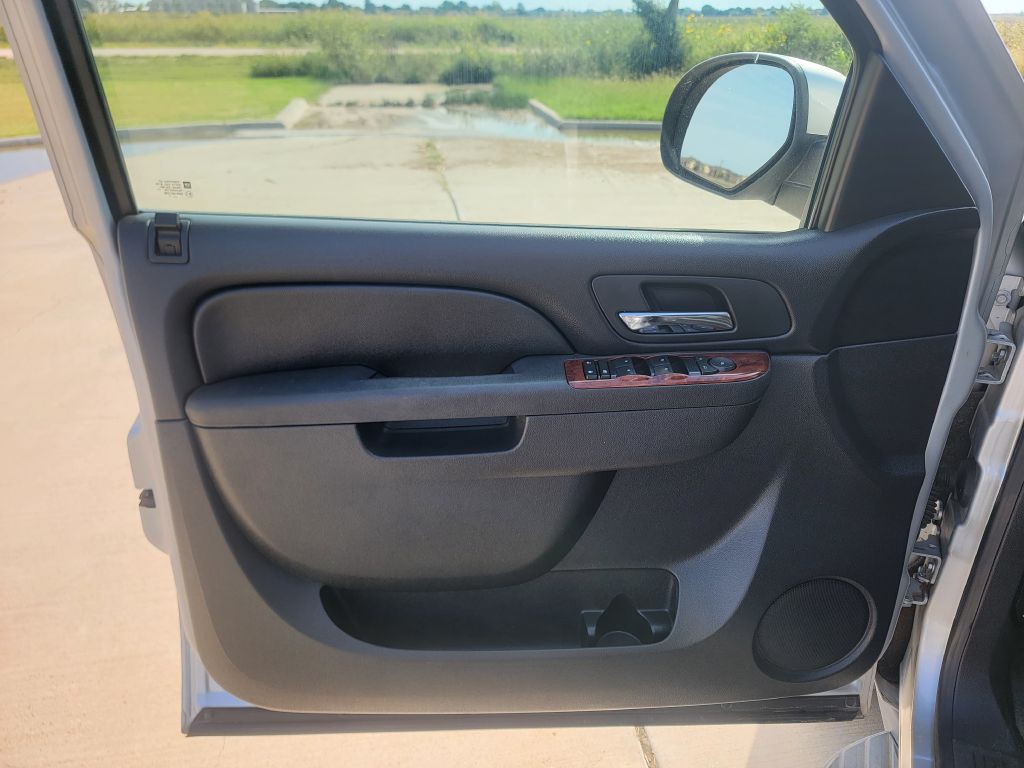 2011 Chevrolet Suburban Image 8