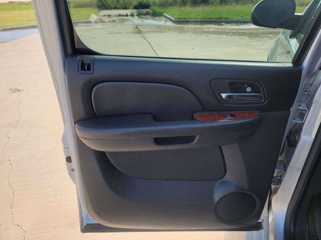 2011 Chevrolet Suburban Image 10