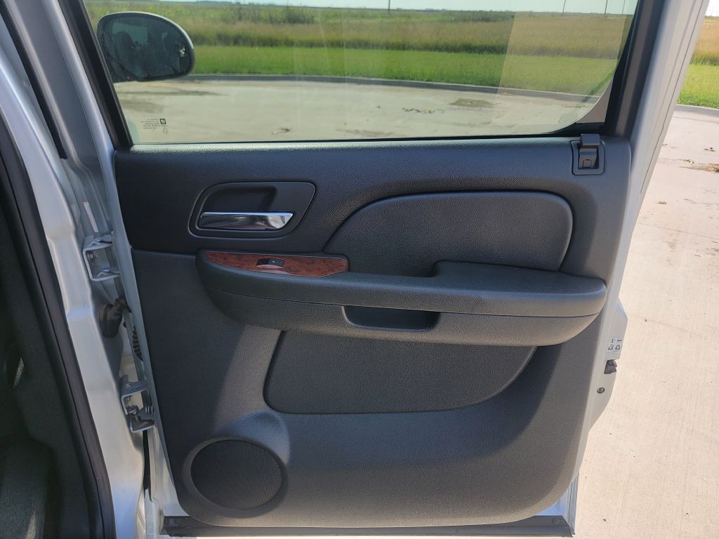 2011 Chevrolet Suburban Image 14