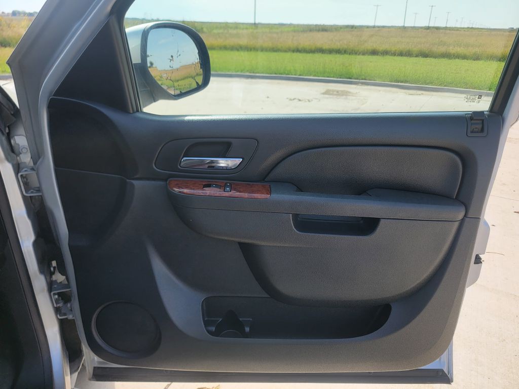 2011 Chevrolet Suburban Image 16