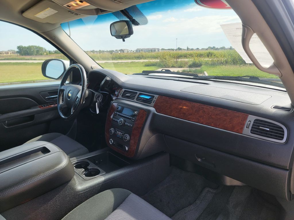 2011 Chevrolet Suburban Image 17