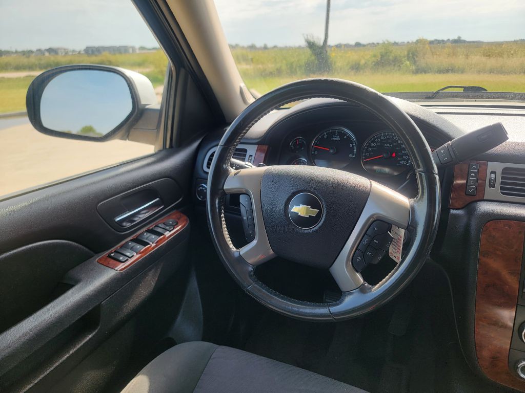 2011 Chevrolet Suburban Image 19