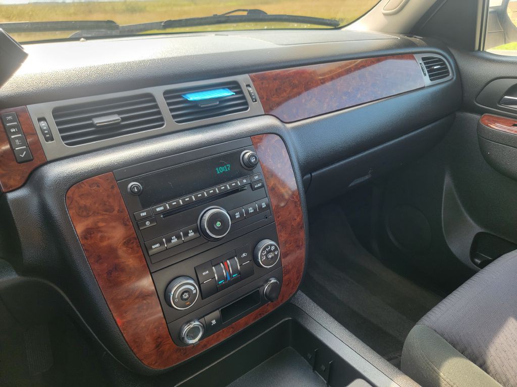 2011 Chevrolet Suburban Image 21