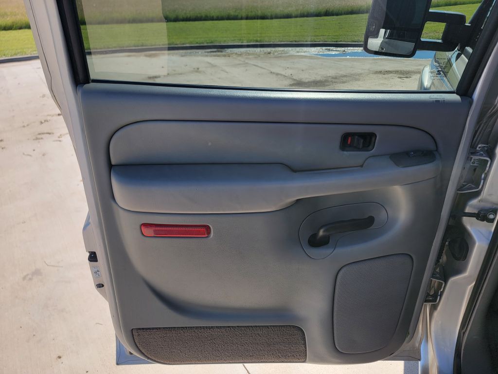 2004 Chevrolet Silverado 1500 Image 10