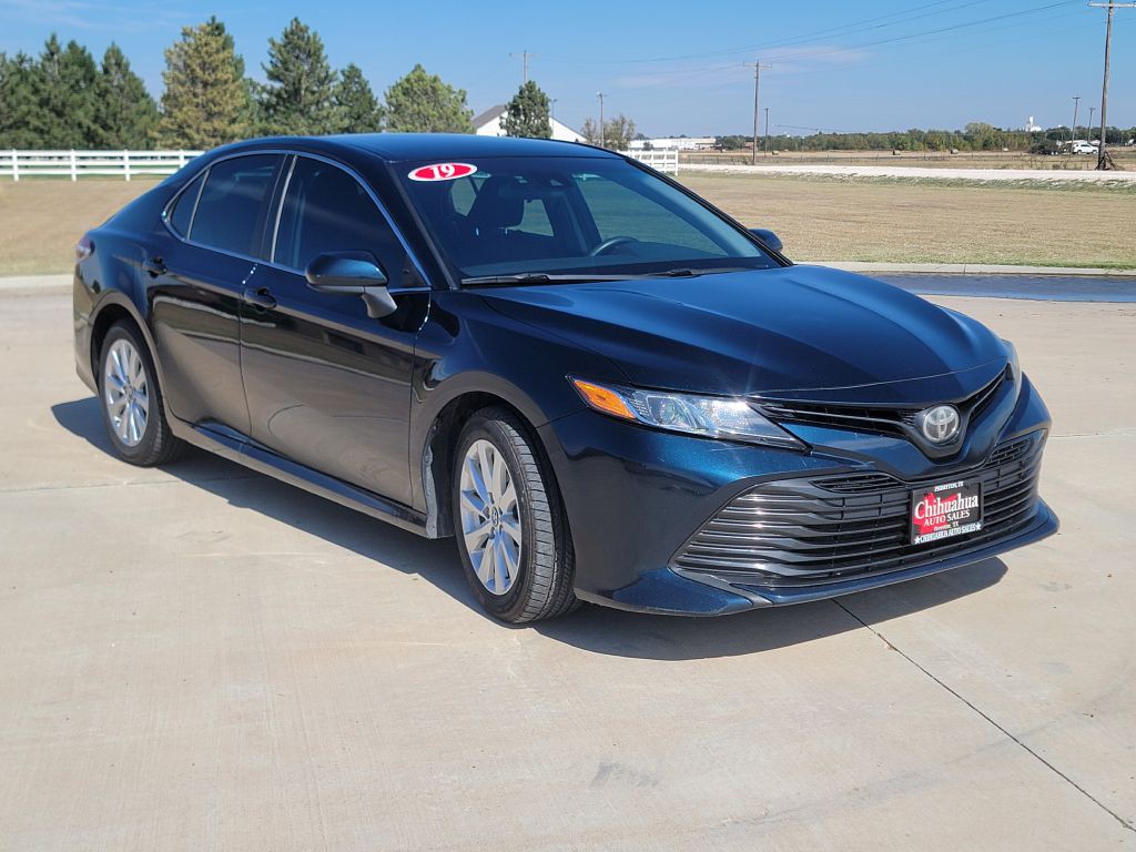 2019 Toyota Camry Image 2