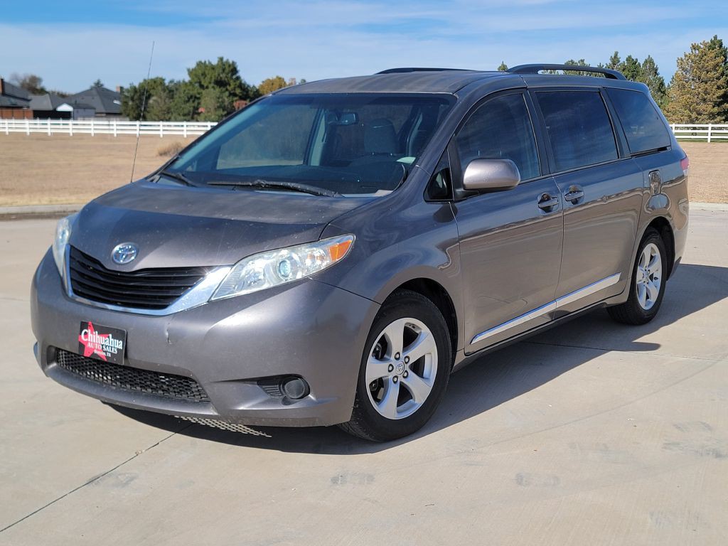 2013 Toyota Sienna Image 1