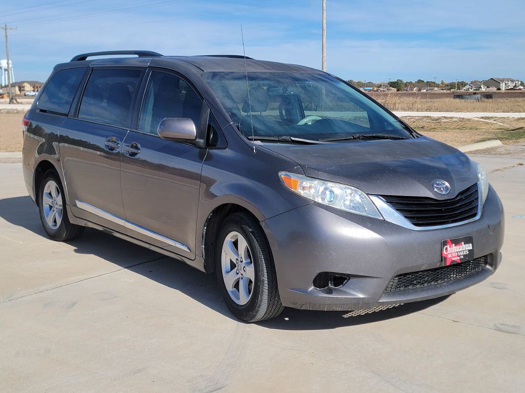 2013 Toyota Sienna Image 2
