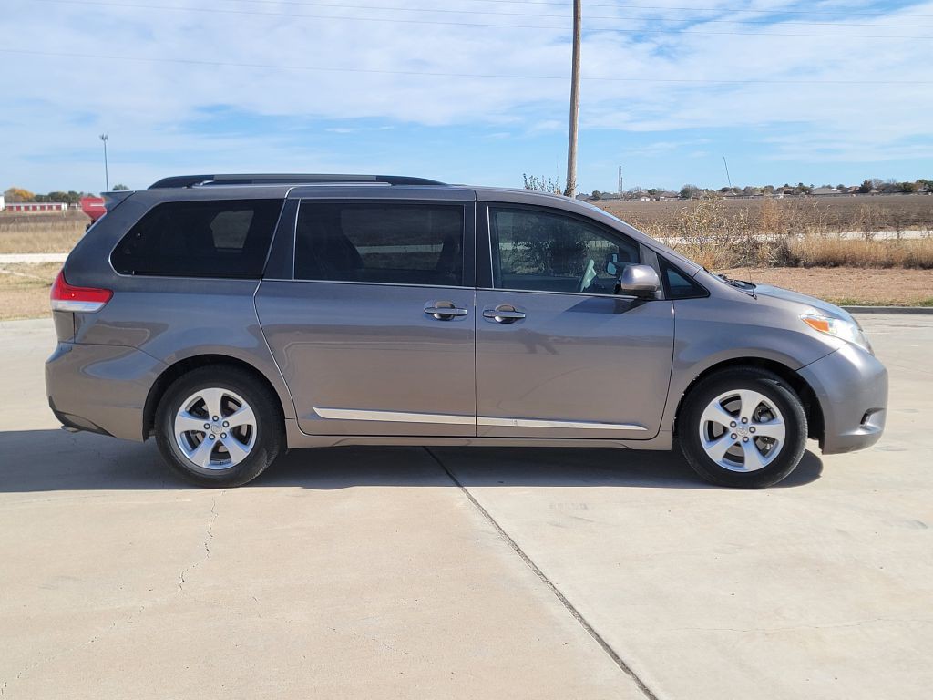 2013 Toyota Sienna Image 3