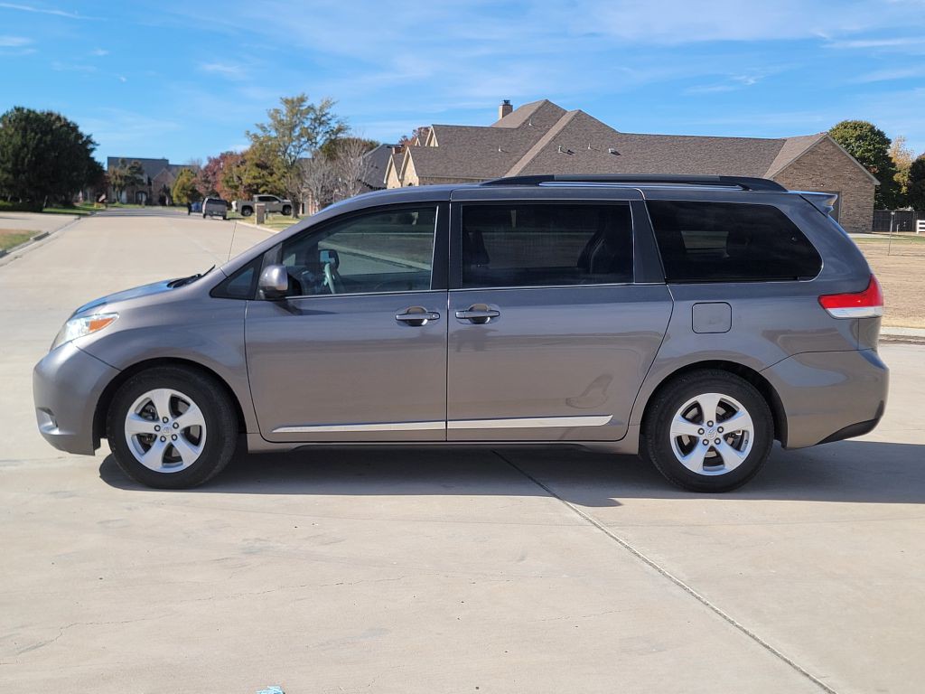 2013 Toyota Sienna Image 6