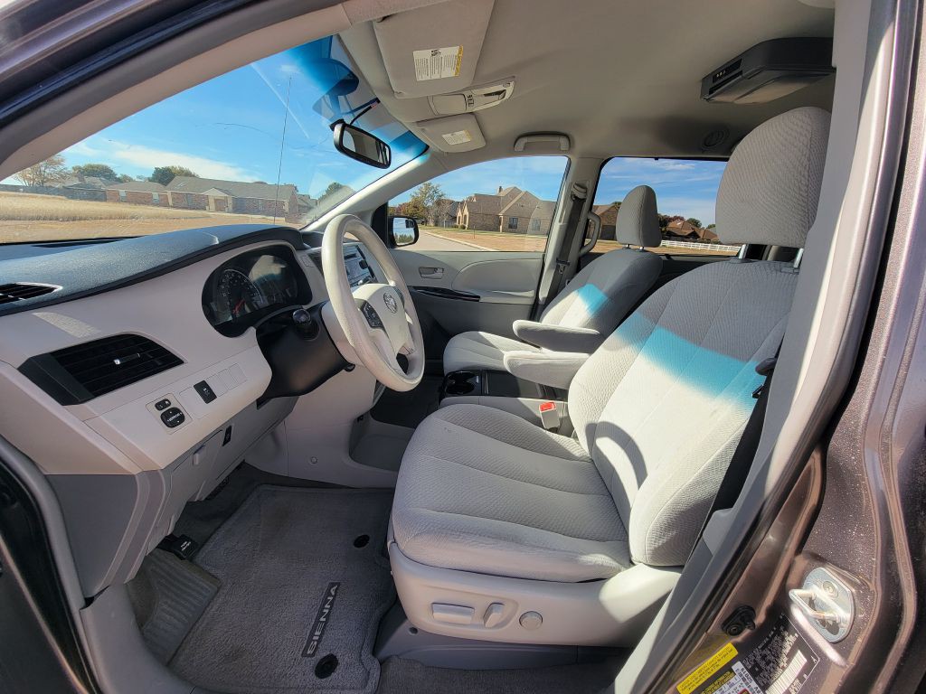 2013 Toyota Sienna Image 7
