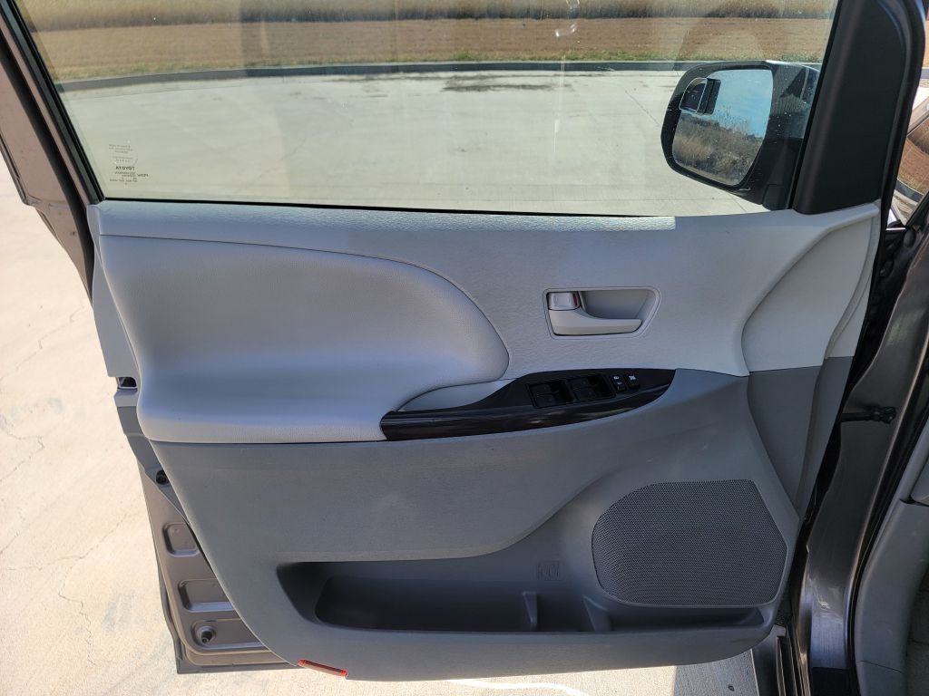 2013 Toyota Sienna Image 8