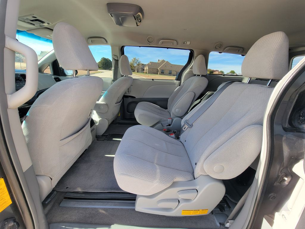 2013 Toyota Sienna Image 9