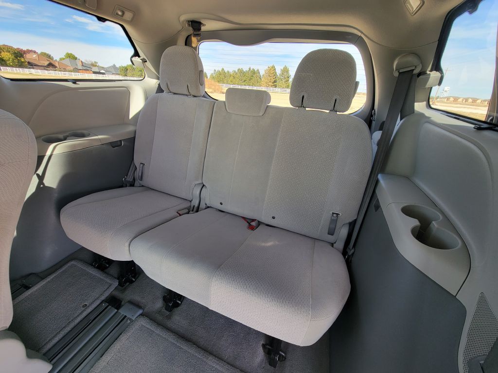 2013 Toyota Sienna Image 10