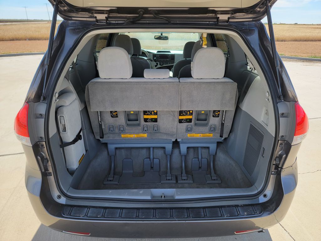 2013 Toyota Sienna Image 11