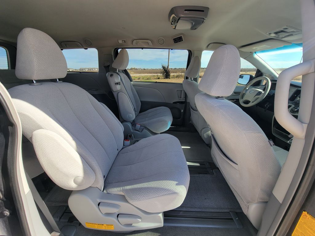 2013 Toyota Sienna Image 12