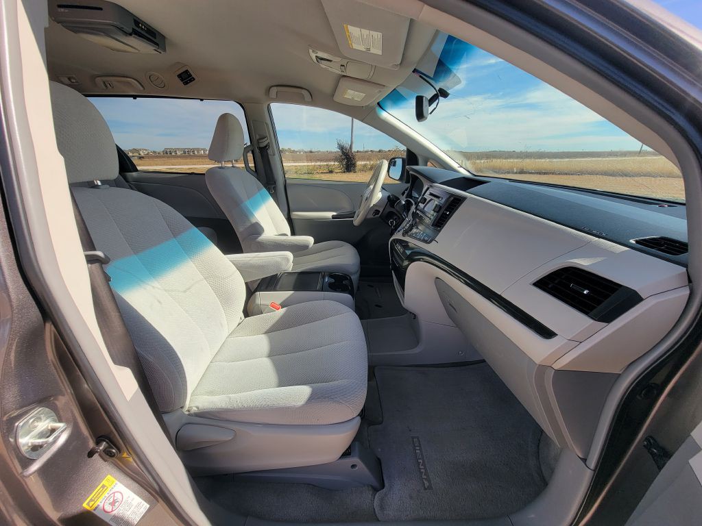 2013 Toyota Sienna Image 13