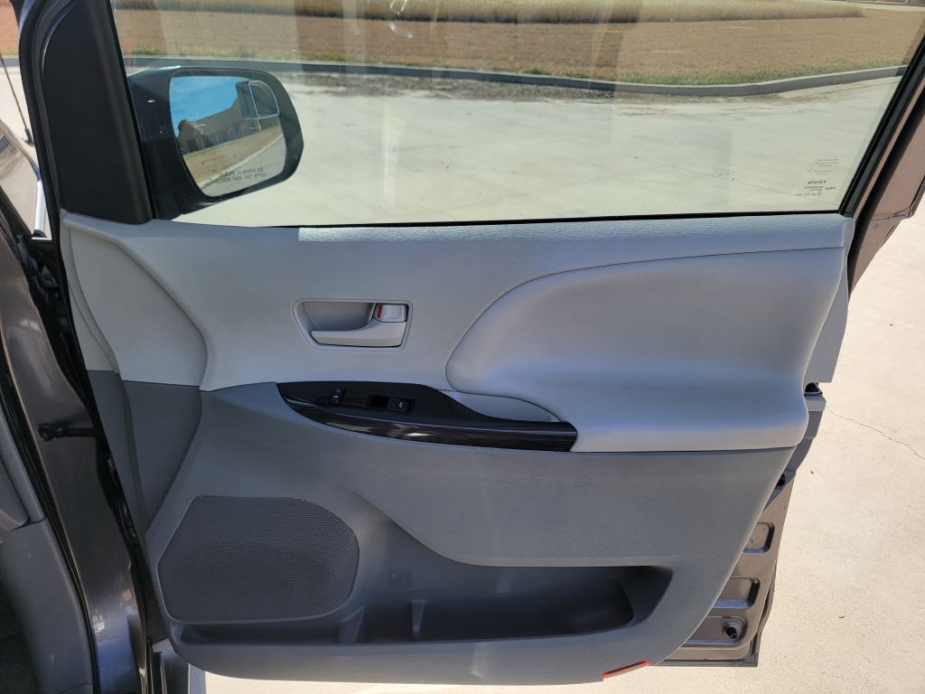 2013 Toyota Sienna Image 14