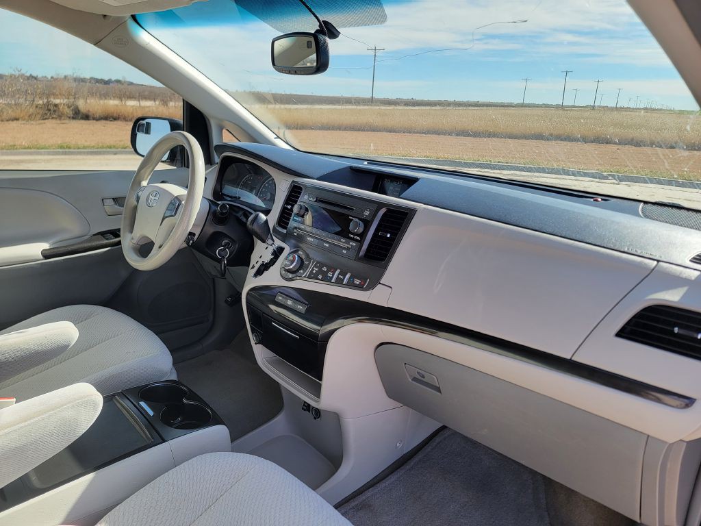 2013 Toyota Sienna Image 15