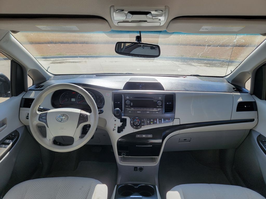 2013 Toyota Sienna Image 16