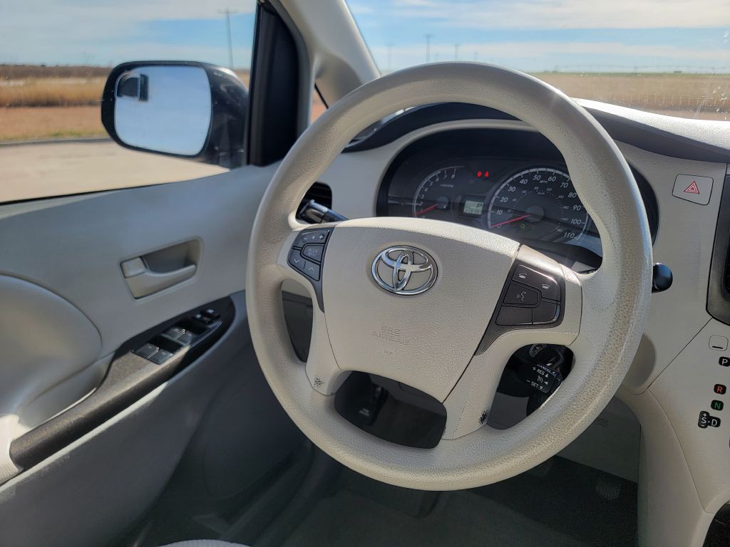2013 Toyota Sienna Image 17