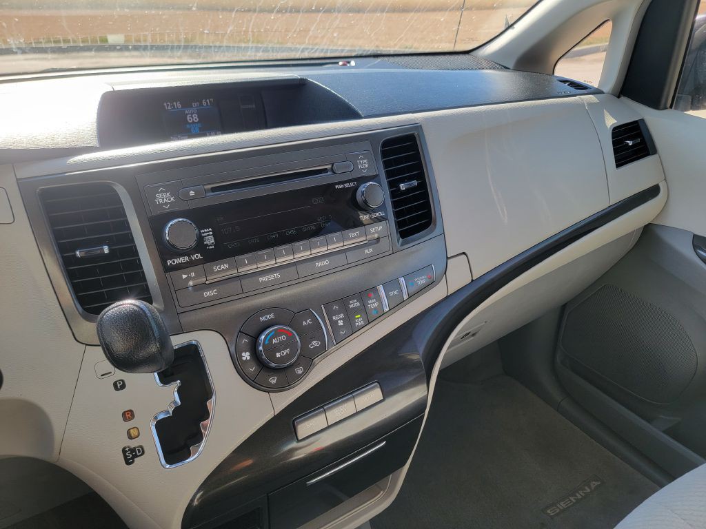 2013 Toyota Sienna Image 19