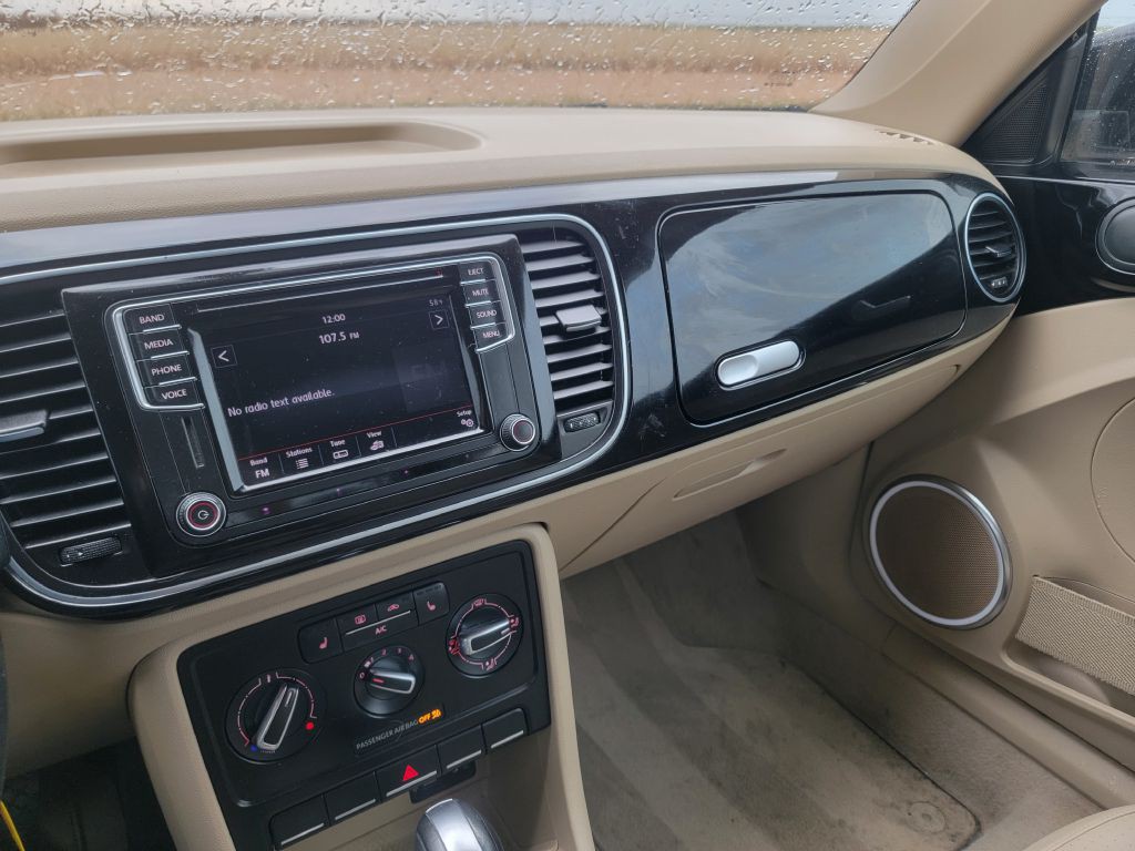 2016 Volkswagen Beetle Image 16