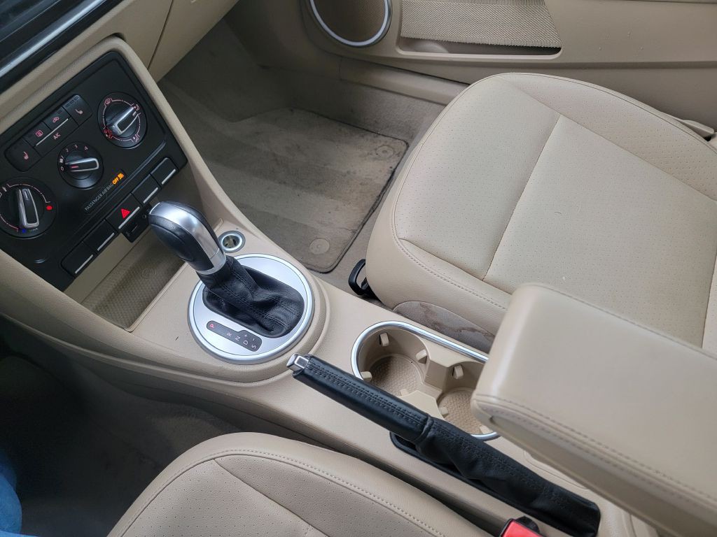 2016 Volkswagen Beetle Image 17