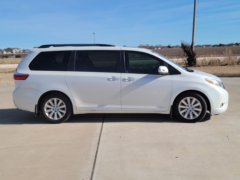 2016 Toyota Sienna Image 3