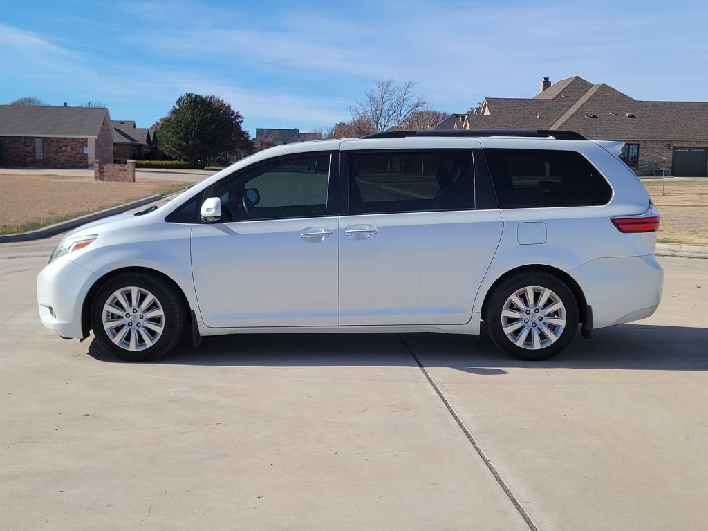 2016 Toyota Sienna Image 6